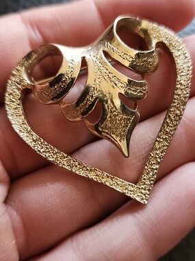 VTG Sarah Coventry Gold Heart Filigree Brooch - Women Jewelry